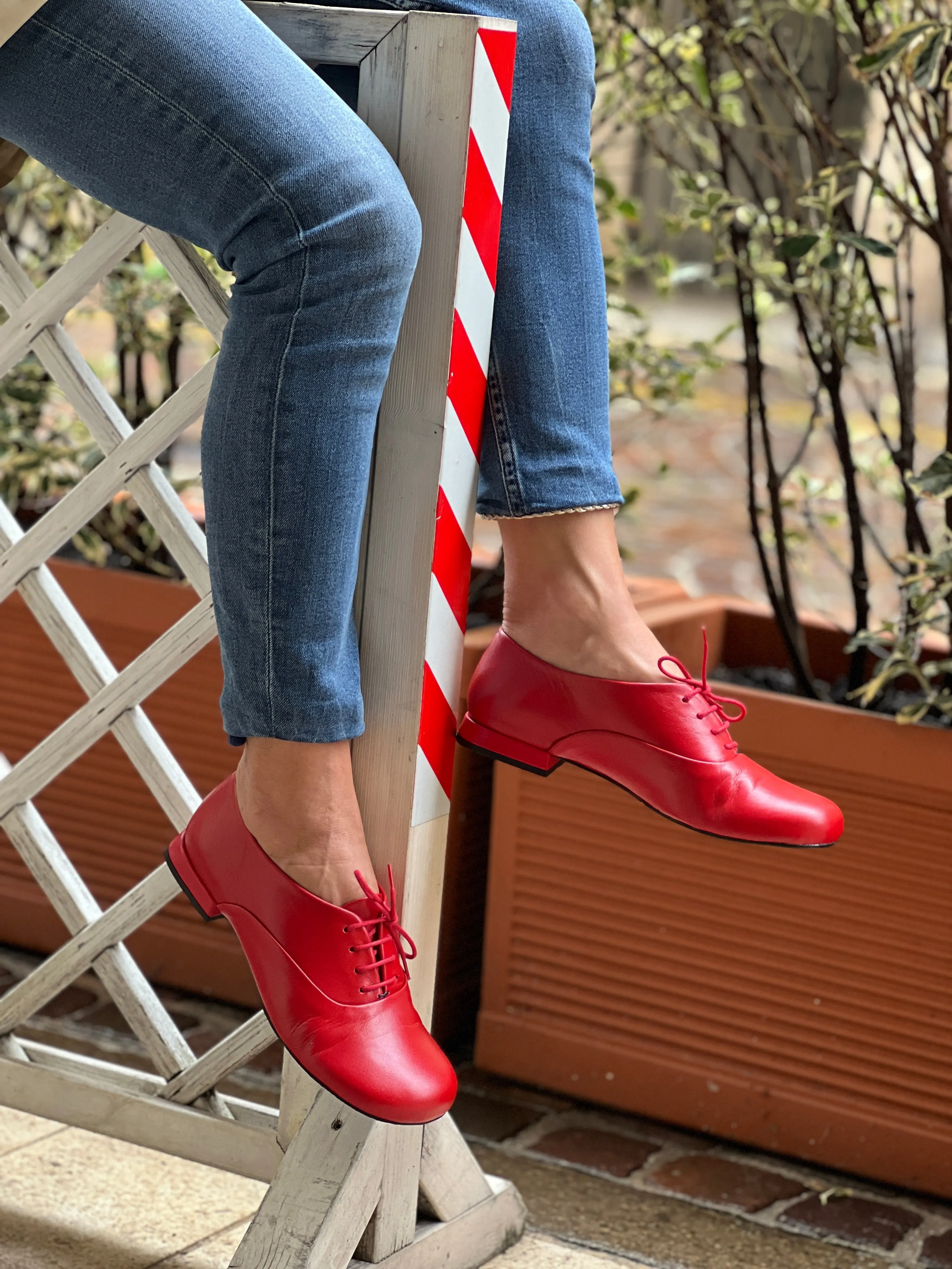 Circe Red scarpa allacciata in nappa rossa forma tonda Lagattaconglistivali