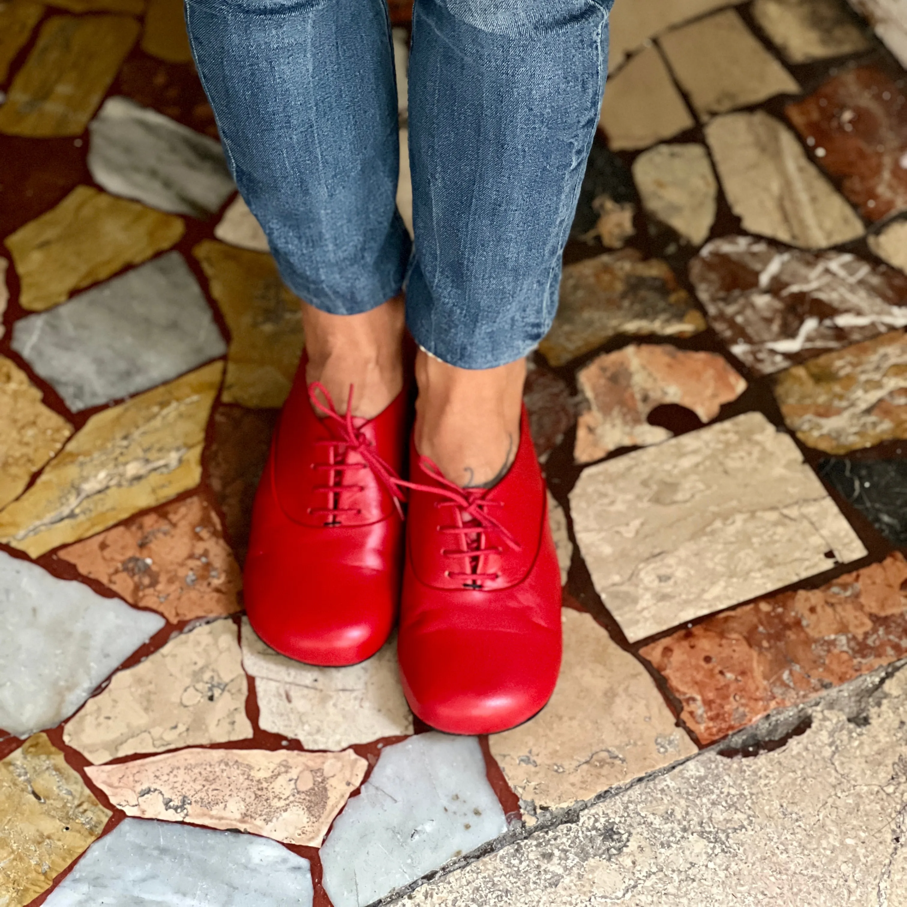 Circe Red scarpa allacciata in nappa rossa forma tonda Lagattaconglistivali