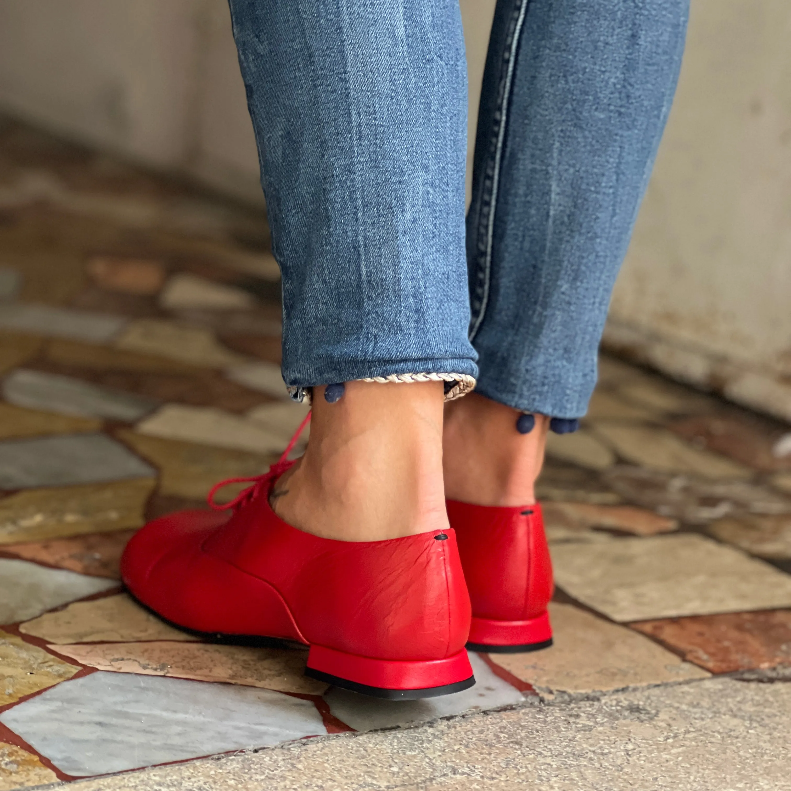 Circe Red scarpa allacciata in nappa rossa forma tonda Lagattaconglistivali