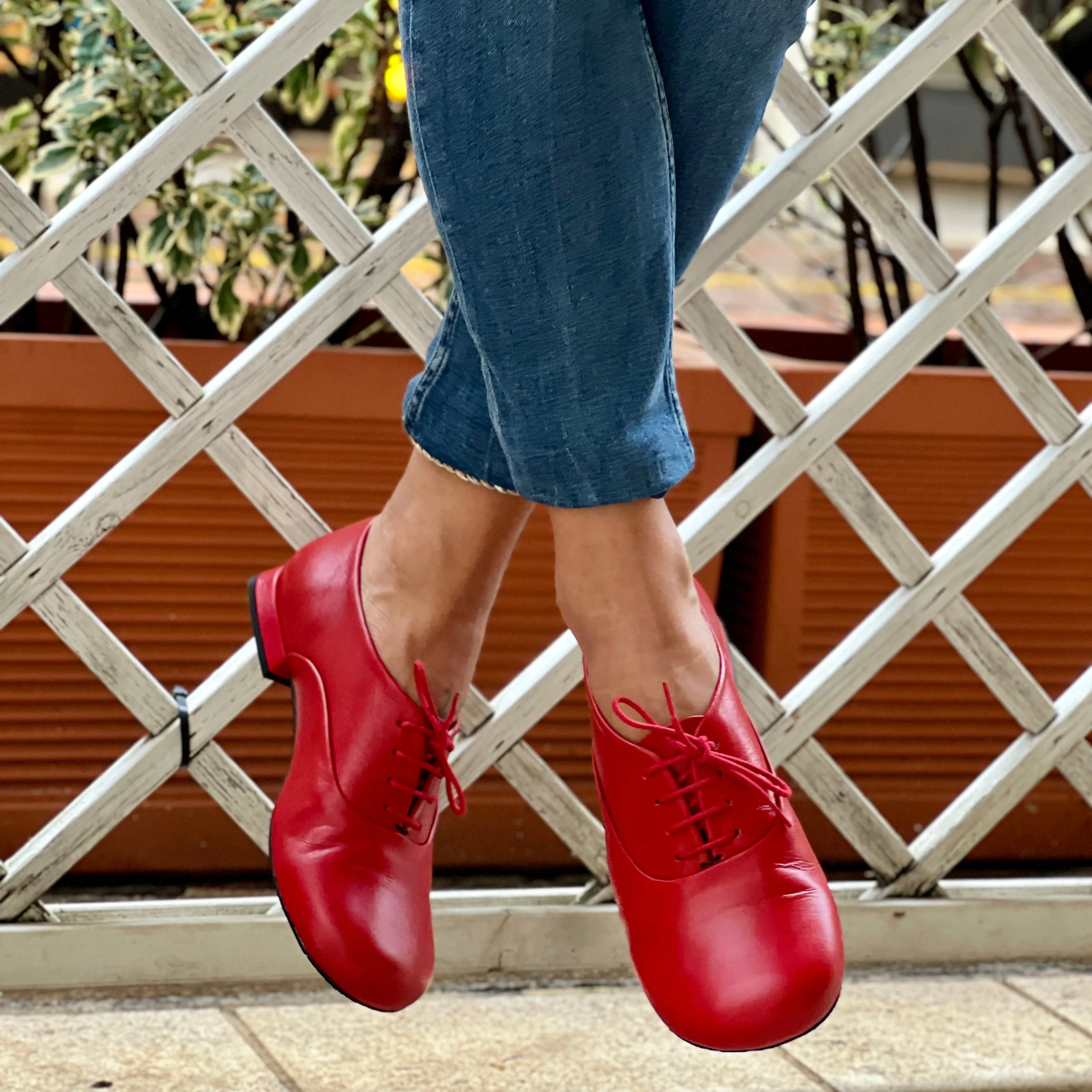 Circe Red scarpa allacciata in nappa rossa forma tonda Lagattaconglistivali