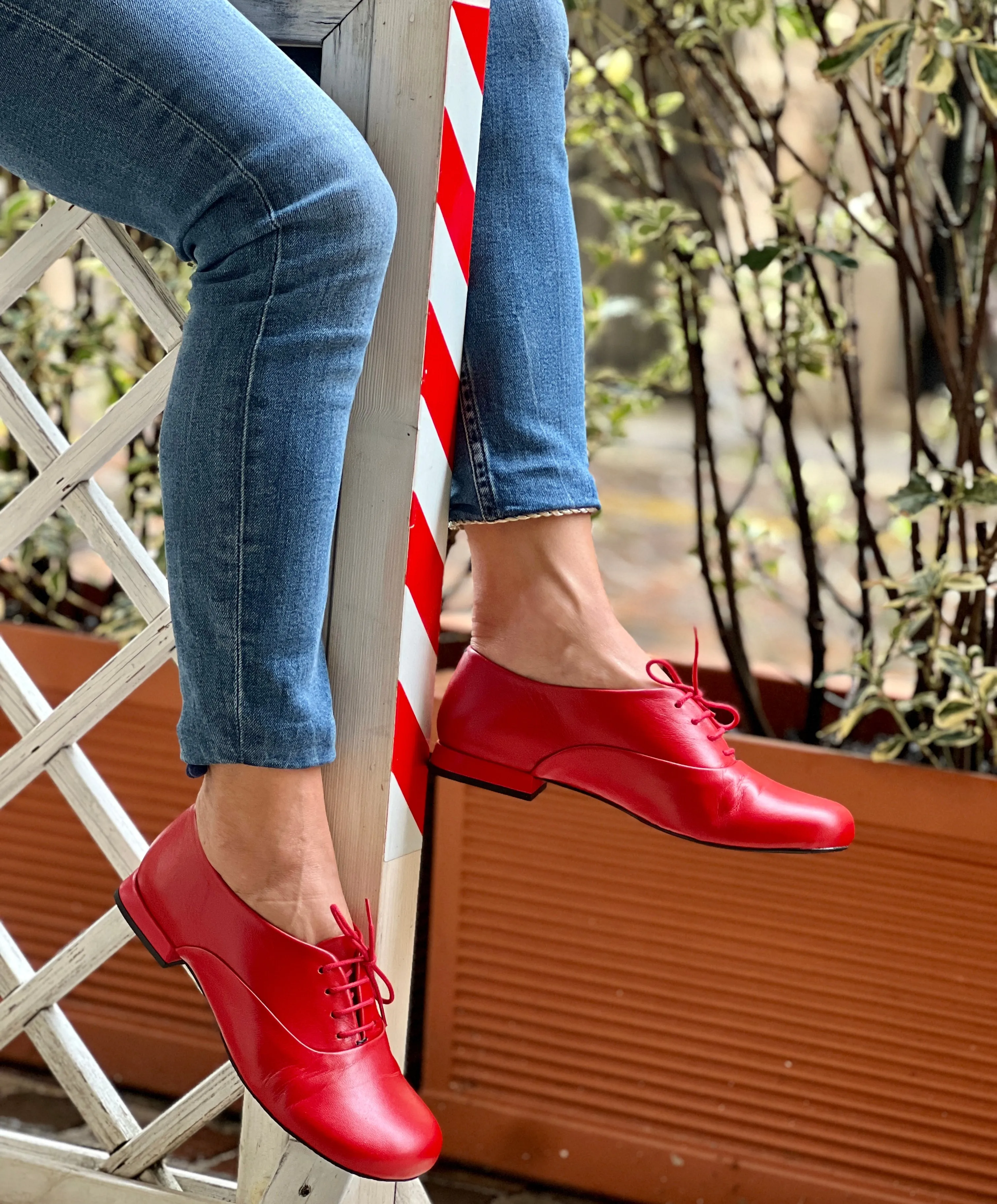 Circe Red scarpa allacciata in nappa rossa forma tonda Lagattaconglistivali
