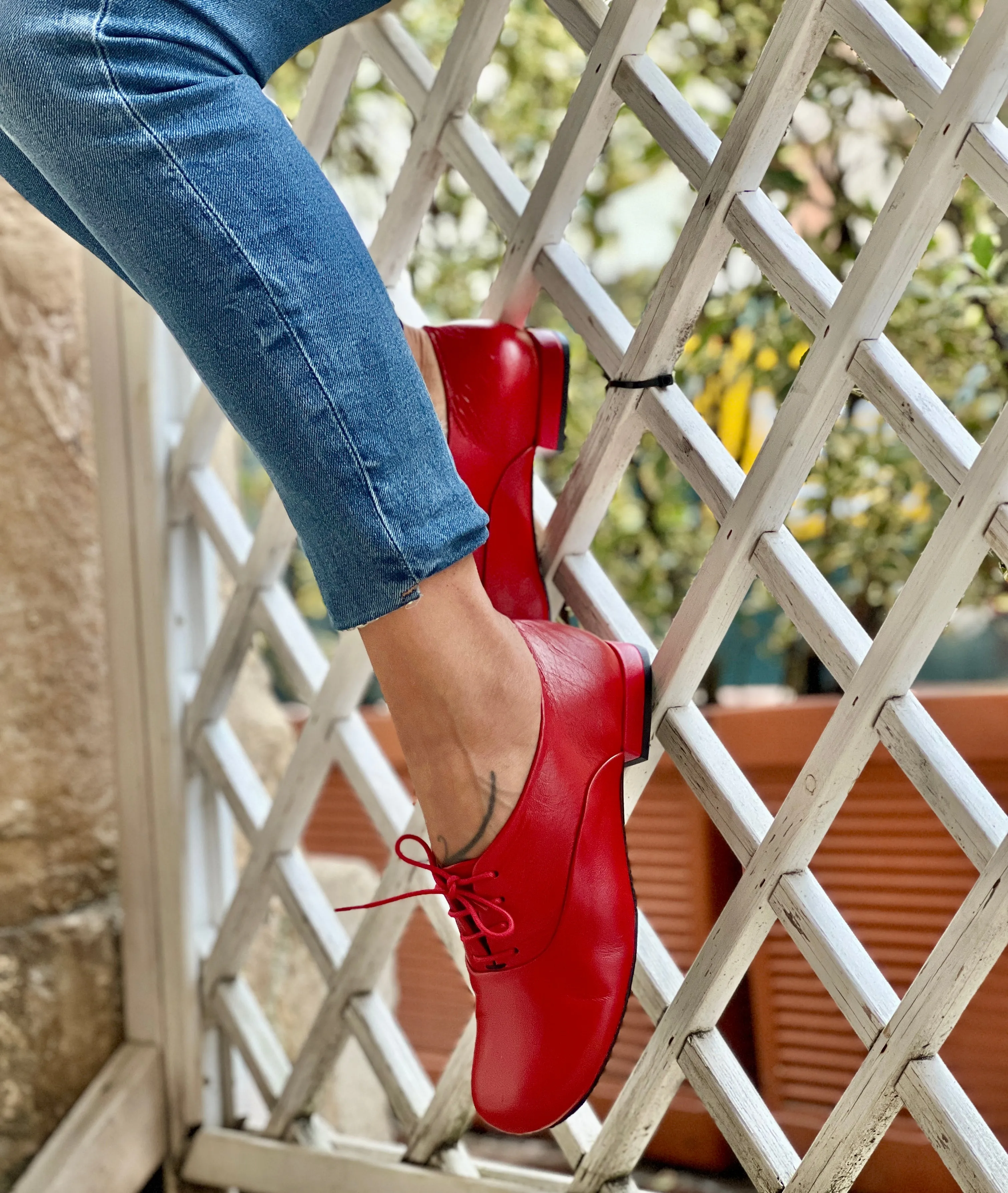 Circe Red scarpa allacciata in nappa rossa forma tonda Lagattaconglistivali