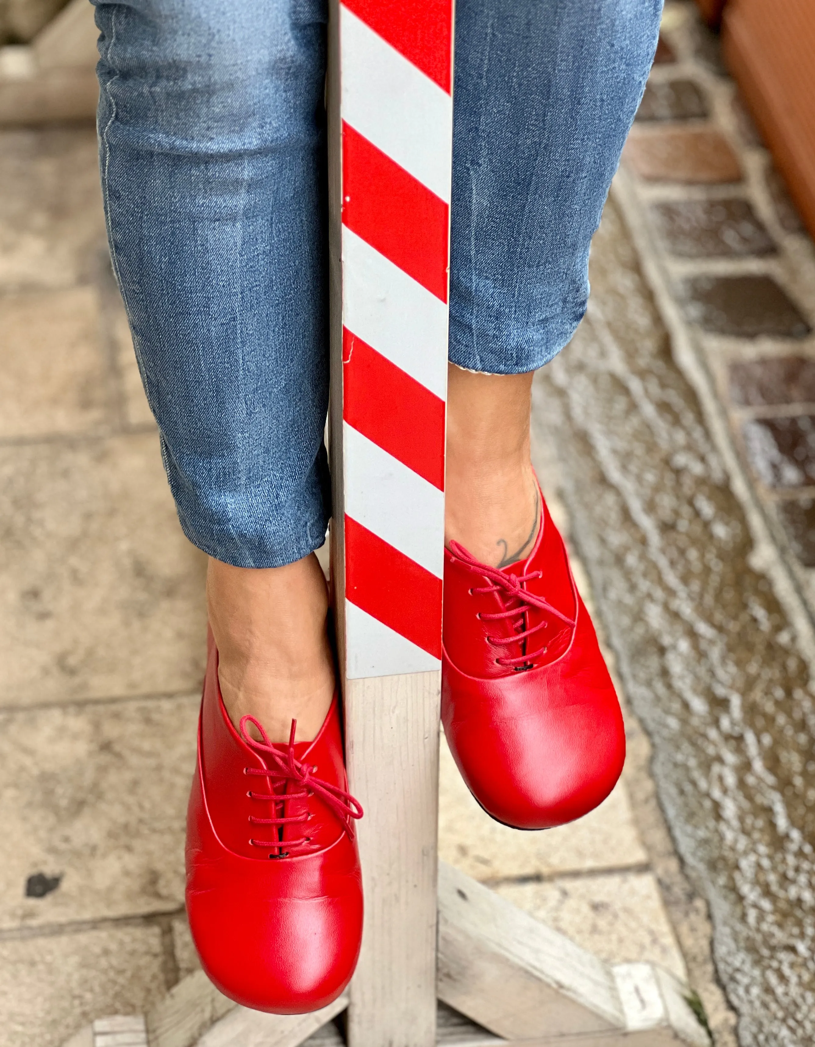 Circe Red scarpa allacciata in nappa rossa forma tonda Lagattaconglistivali