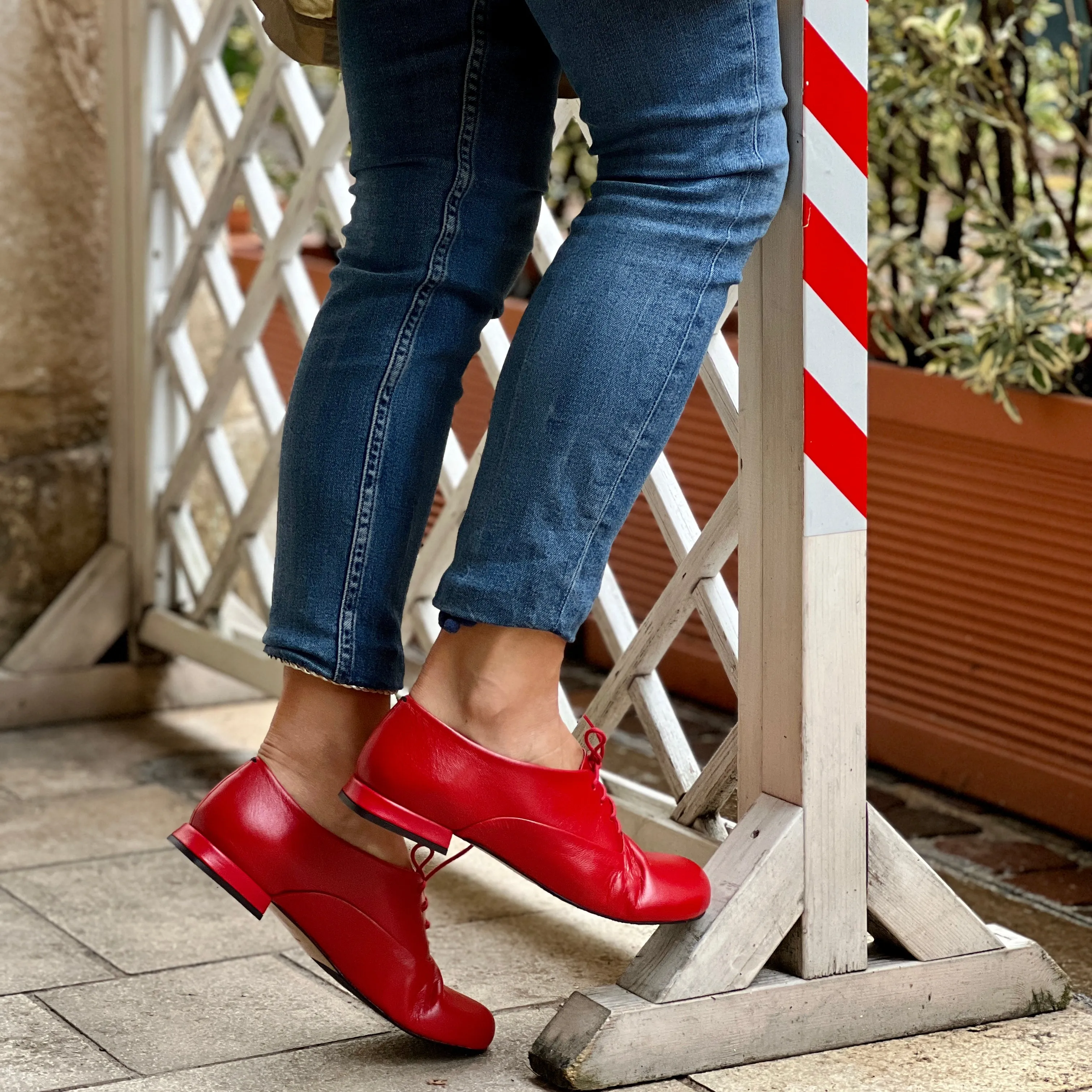 Circe Red scarpa allacciata in nappa rossa forma tonda Lagattaconglistivali