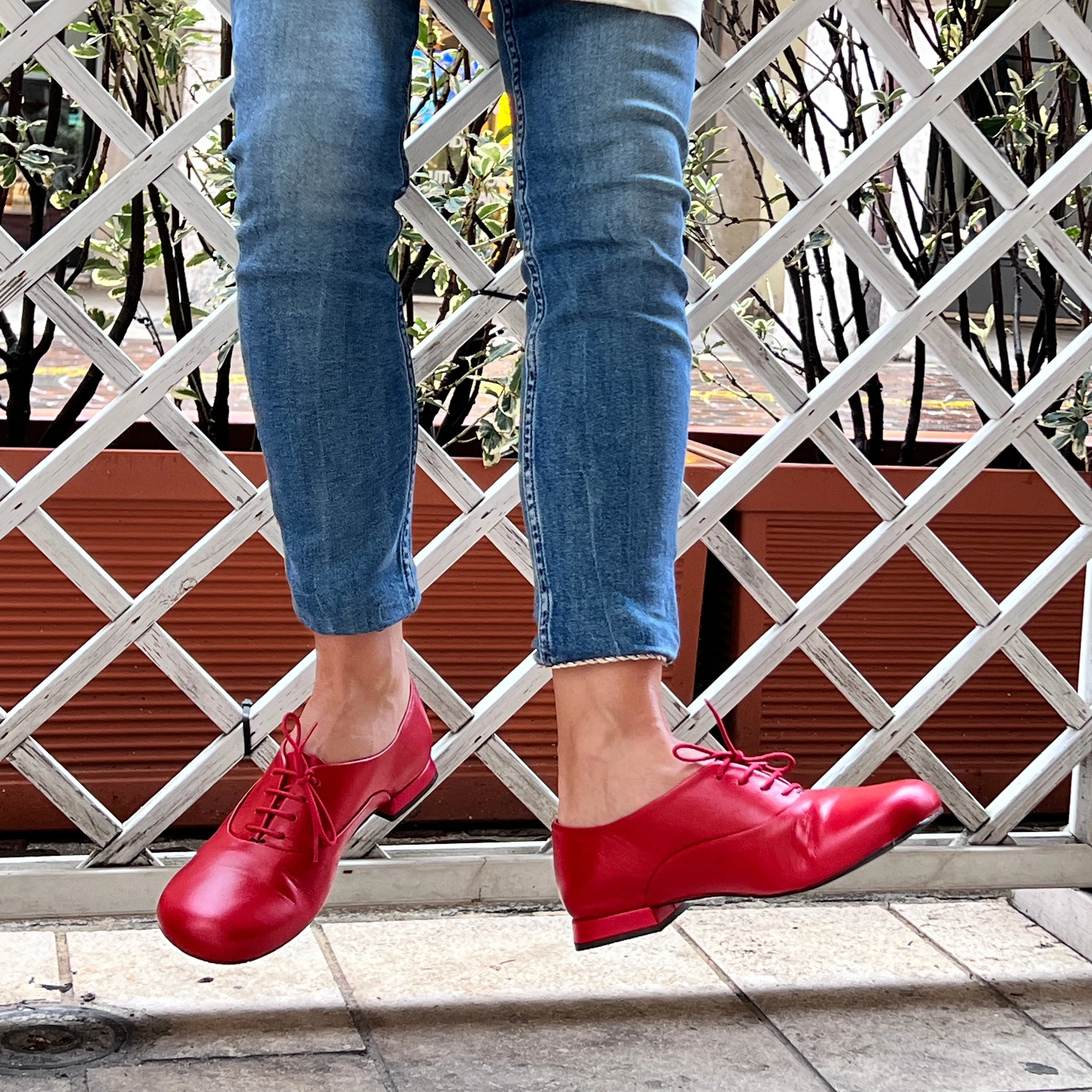 Circe Red scarpa allacciata in nappa rossa forma tonda Lagattaconglistivali