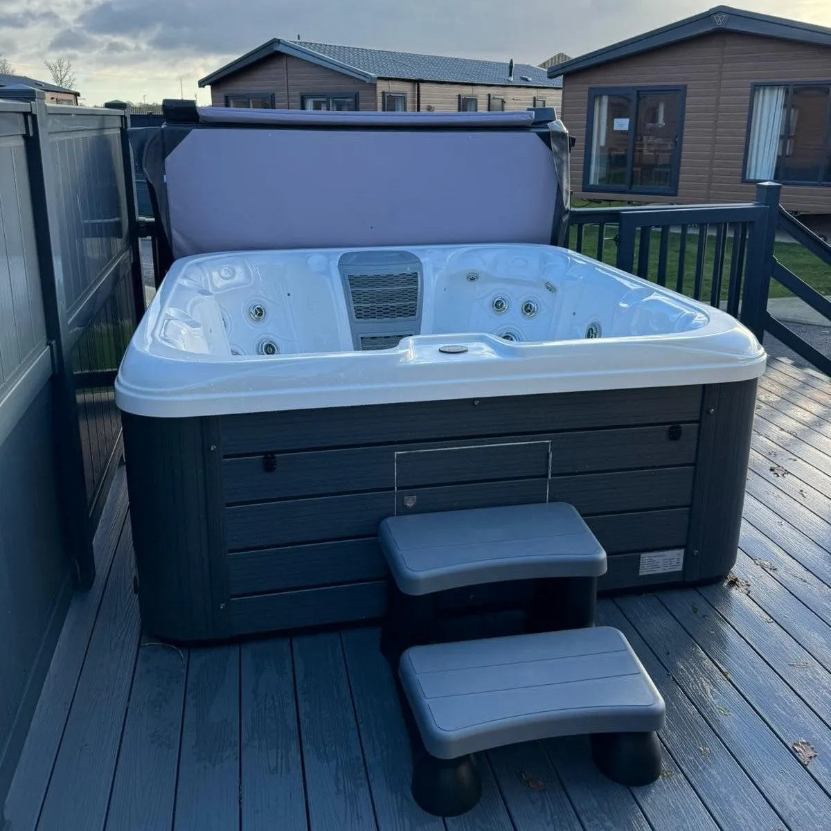Vacation Lounge - 6 Person Hot Tub with 1 Lounger